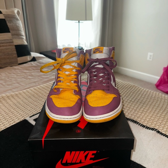 Retro Air Jordan 1 OG, University Gold/ Light Bordeaux, Size: 11 - Picture 2 of 3